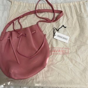 MANSUR Pebble Leather Bucket Bag in PEONY